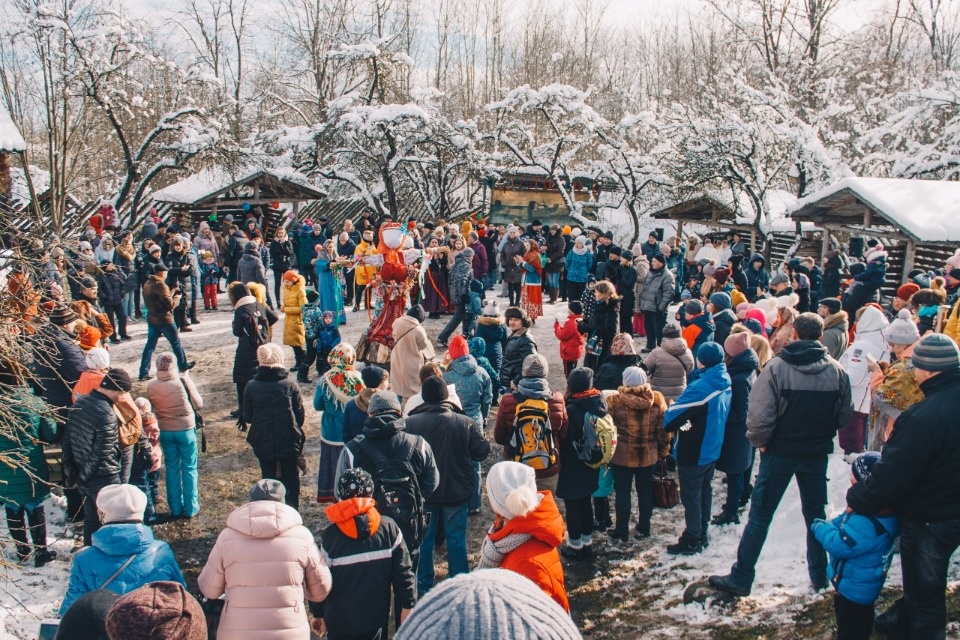  Изборск отмечал Масленицу с балалайками, плясками и мешком муки (ФОТО)
