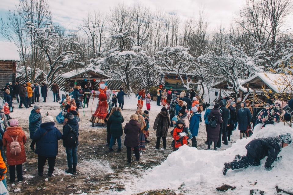  Изборск отмечал Масленицу с балалайками, плясками и мешком муки (ФОТО)