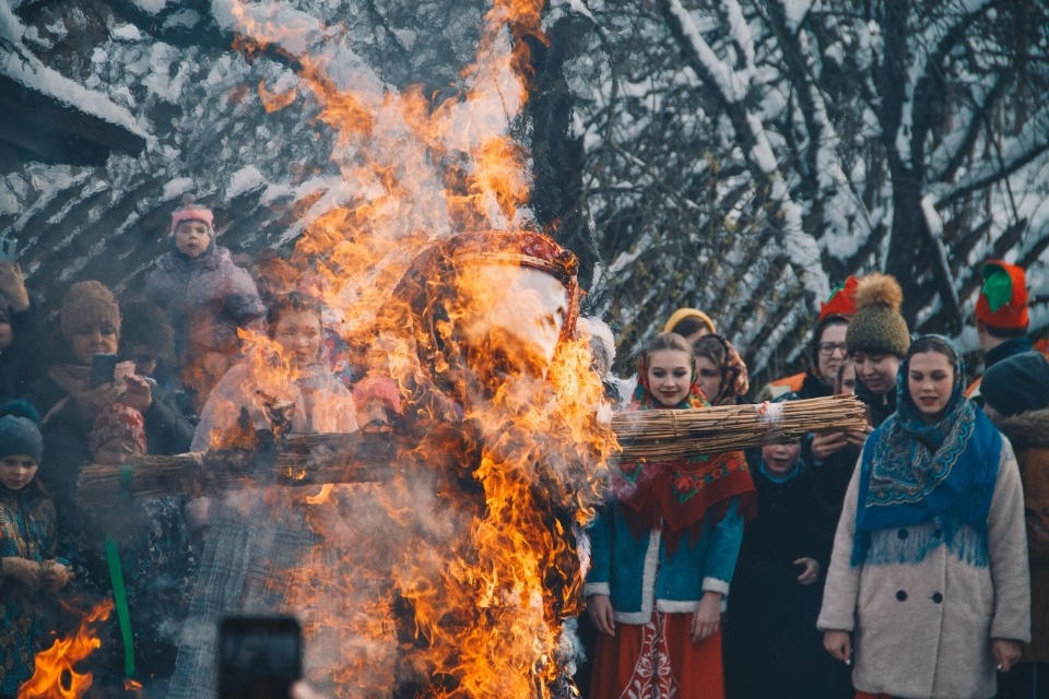  Изборск отмечал Масленицу с балалайками, плясками и мешком муки (ФОТО)