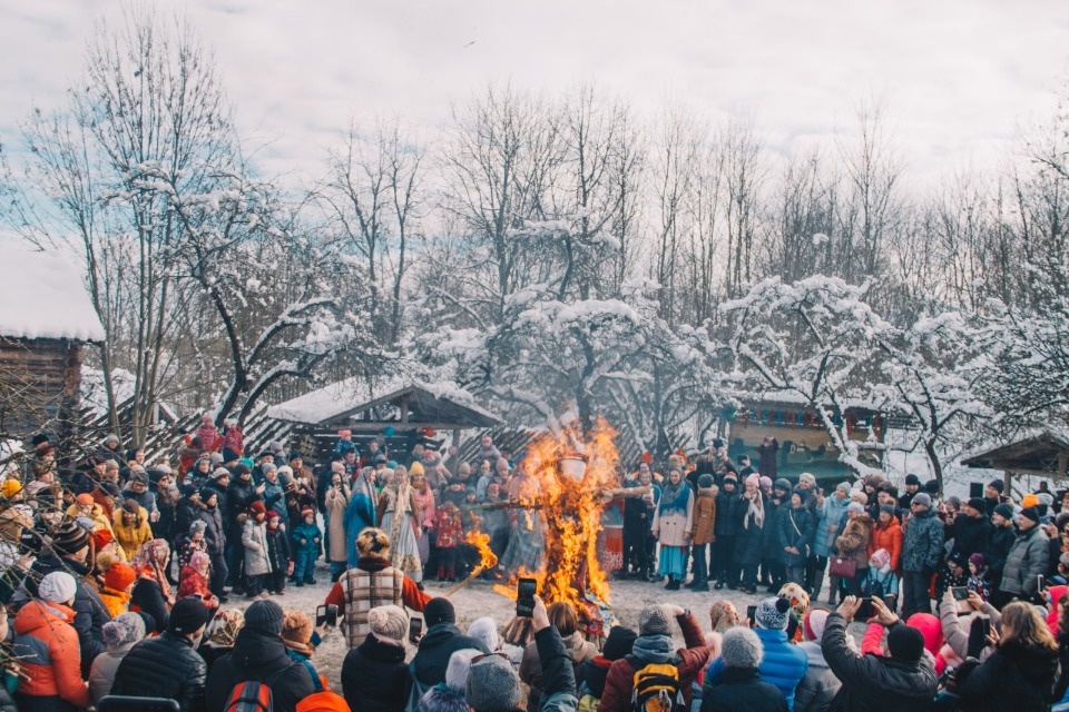  Изборск отмечал Масленицу с балалайками, плясками и мешком муки (ФОТО)