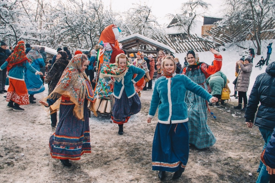  Изборск отмечал Масленицу с балалайками, плясками и мешком муки (ФОТО)