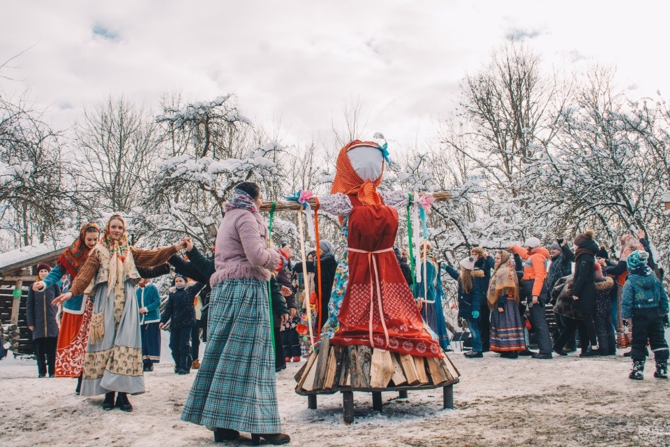 Изборск отмечал Масленицу с балалайками, плясками и мешком муки (ФОТО)