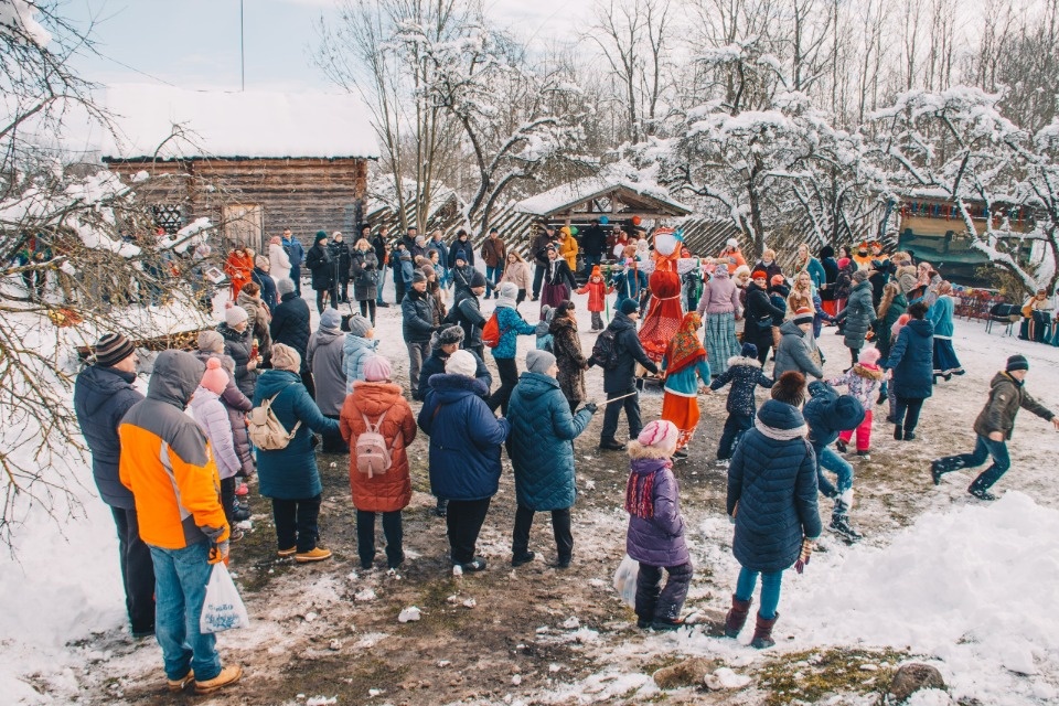  Изборск отмечал Масленицу с балалайками, плясками и мешком муки (ФОТО)