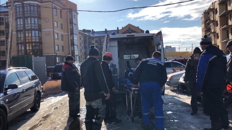 Работодатель упавшего с высоты в Пскове строителя не выходит на связь с инспекцией труда
