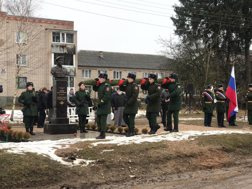 Бюст героя 6-й роты Алексея Храброва установили в Пушкинских Горах