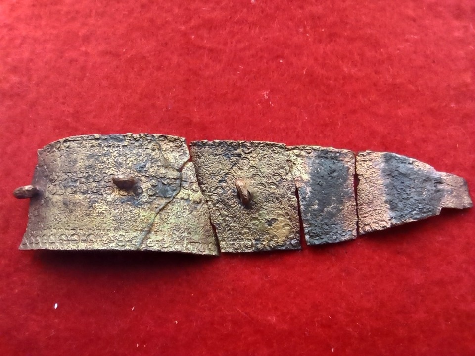 Псковские археологи нашли на территории бывшей ТЭЦ браслет с колечками для подвесок