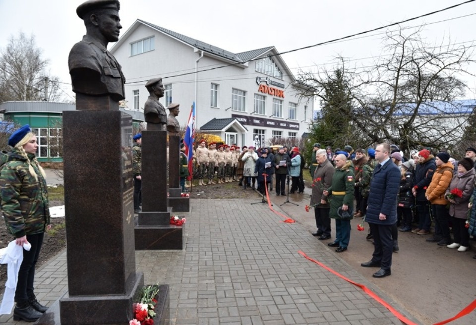 Три бюста героев 6-й роты установлены в Острове Псковской области