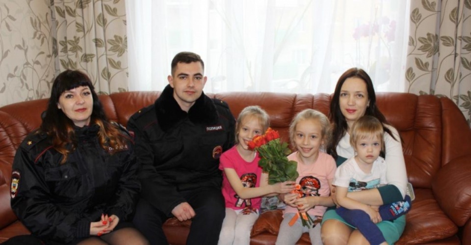 Псковские полицейские поздравили многодетных мам с 8 марта Псковские полицейские поздравили многодетных мам с 8 марта