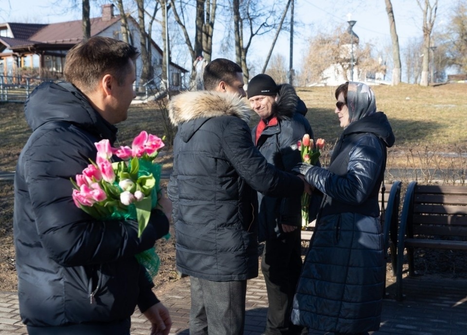 Две тысячи  тюльпанов подарят псковичкам волонтеры на улицах города