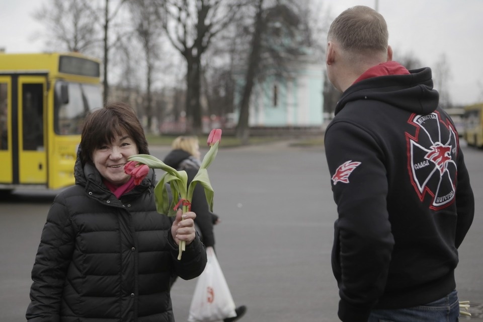 Две тысячи тюльпанов подарили псковичкам на улицах города Две тысячи тюльпанов подарили псковичкам на улицах города