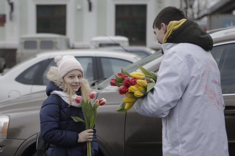 Две тысячи тюльпанов подарили псковичкам на улицах города Две тысячи тюльпанов подарили псковичкам на улицах города