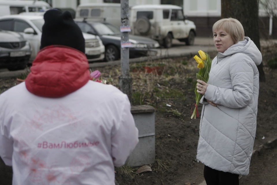 Две тысячи тюльпанов подарили псковичкам на улицах города Две тысячи тюльпанов подарили псковичкам на улицах города