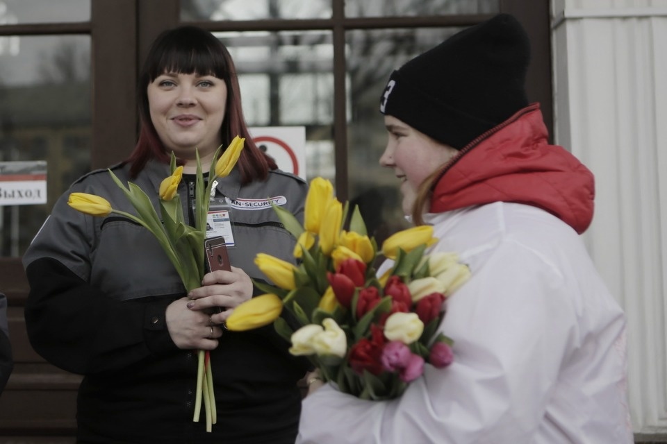 Две тысячи тюльпанов подарили псковичкам на улицах города Две тысячи тюльпанов подарили псковичкам на улицах города