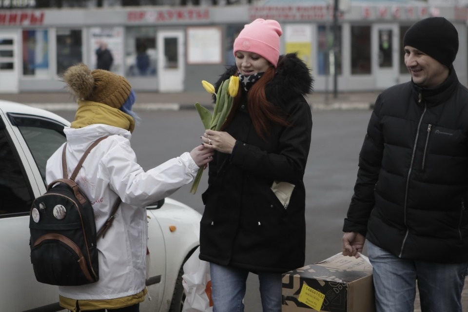 Две тысячи тюльпанов подарили псковичкам на улицах города Две тысячи тюльпанов подарили псковичкам на улицах города