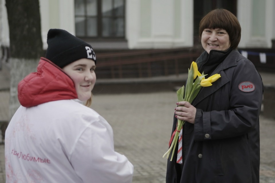 Две тысячи тюльпанов подарили псковичкам на улицах города Две тысячи тюльпанов подарили псковичкам на улицах города