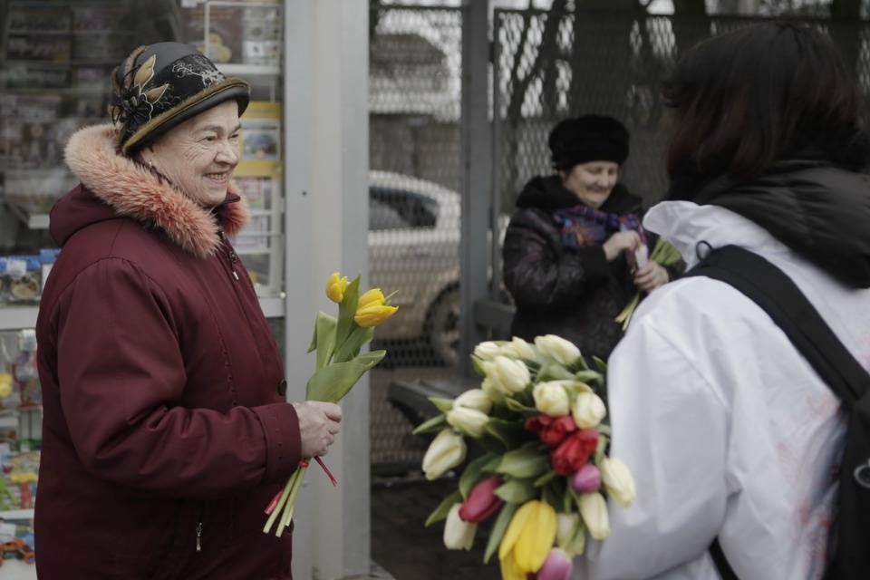 Две тысячи тюльпанов подарили псковичкам на улицах города Две тысячи тюльпанов подарили псковичкам на улицах города