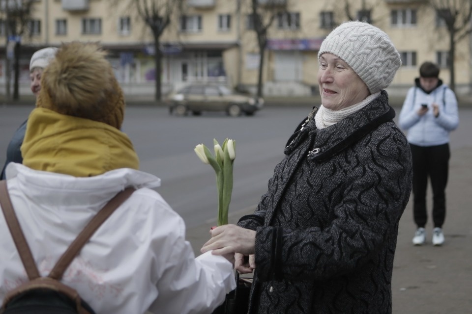 Две тысячи тюльпанов подарили псковичкам на улицах города Две тысячи тюльпанов подарили псковичкам на улицах города
