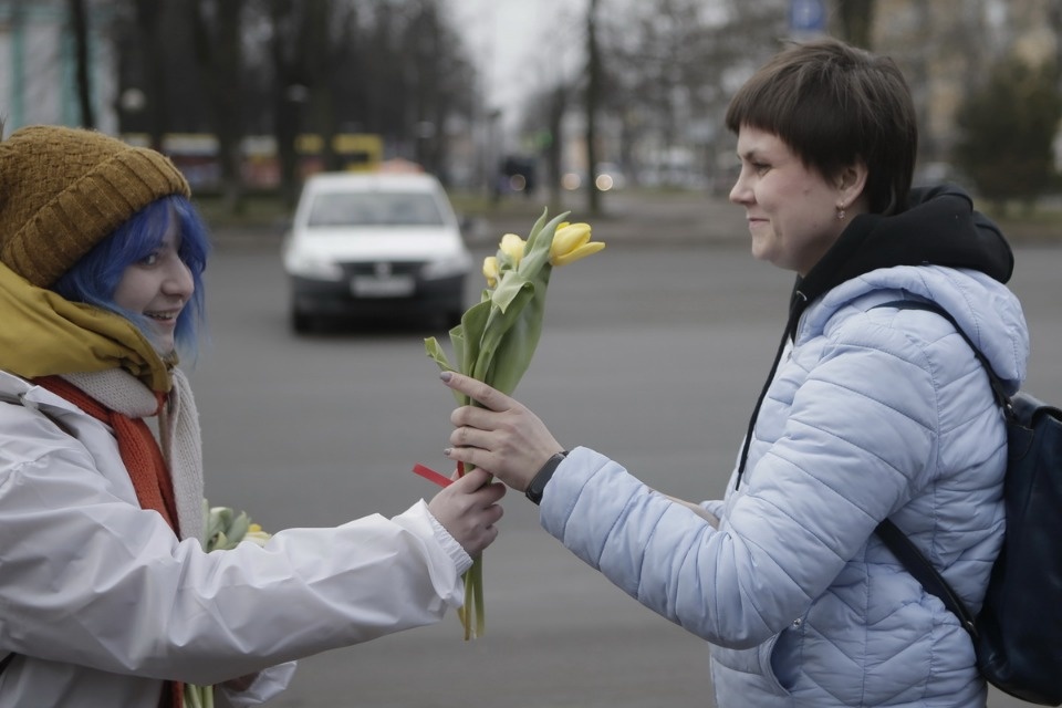 Две тысячи тюльпанов подарили псковичкам на улицах города Две тысячи тюльпанов подарили псковичкам на улицах города