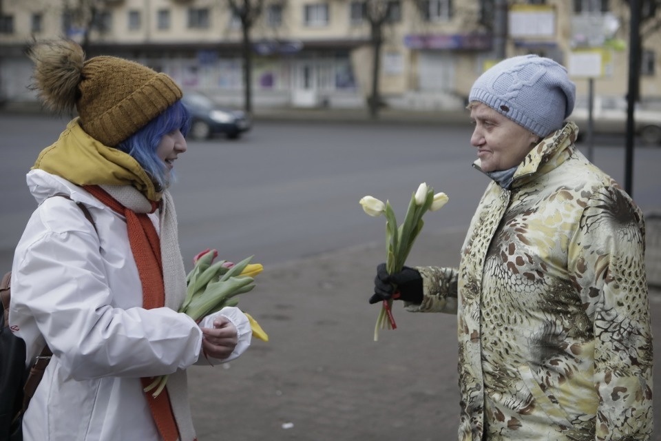 Две тысячи тюльпанов подарили псковичкам на улицах города Две тысячи тюльпанов подарили псковичкам на улицах города