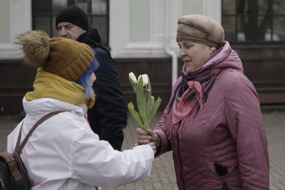 Две тысячи тюльпанов подарили псковичкам на улицах города Две тысячи тюльпанов подарили псковичкам на улицах города