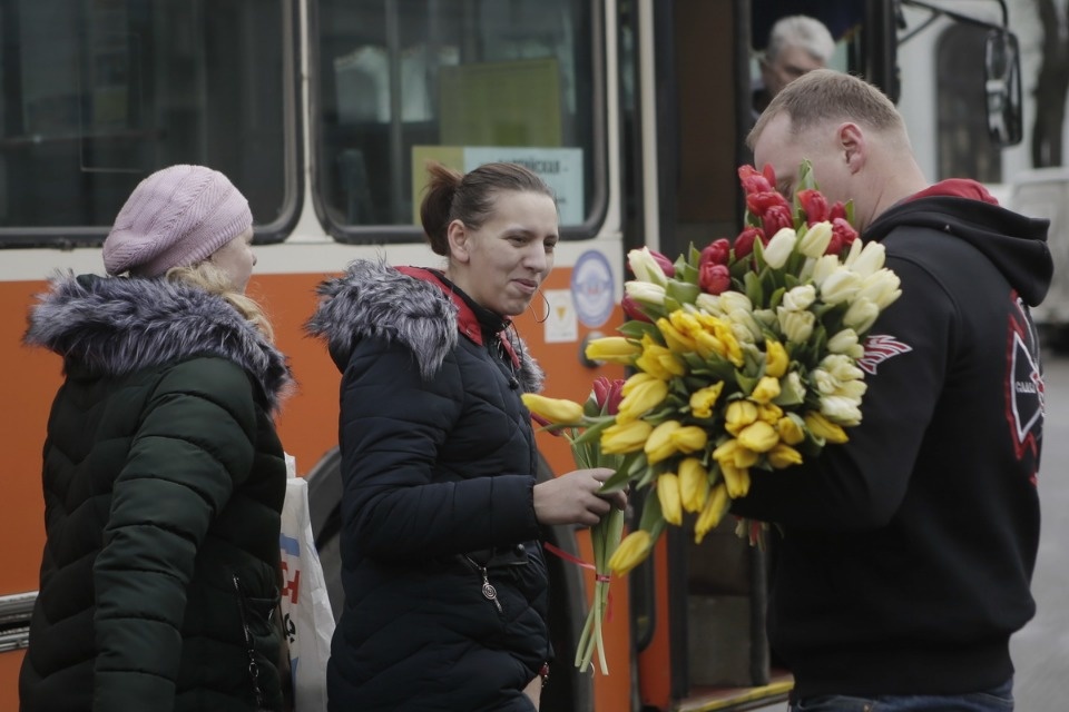 Две тысячи тюльпанов подарили псковичкам на улицах города Две тысячи тюльпанов подарили псковичкам на улицах города