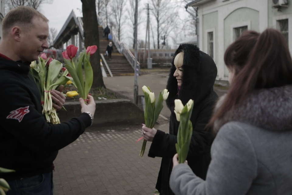 Две тысячи тюльпанов подарили псковичкам на улицах города Две тысячи тюльпанов подарили псковичкам на улицах города