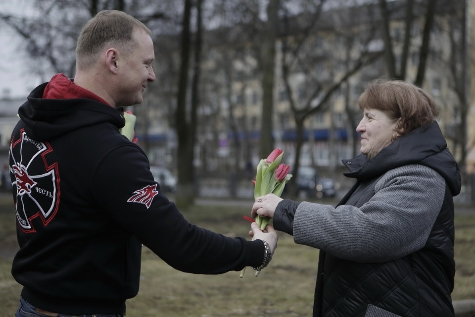 Две тысячи тюльпанов подарили псковичкам на улицах города Две тысячи тюльпанов подарили псковичкам на улицах города