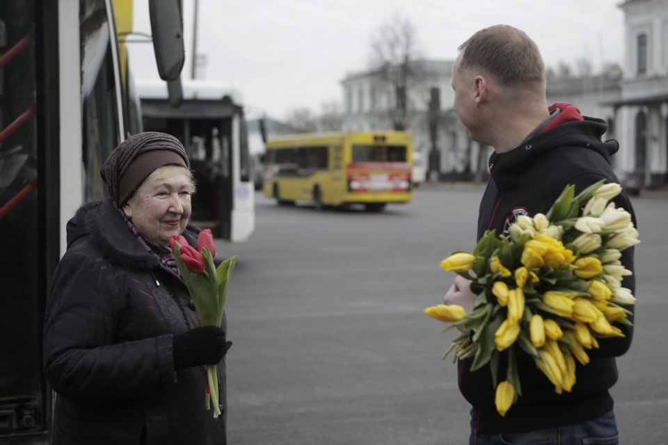 Две тысячи тюльпанов подарили псковичкам на улицах города Две тысячи тюльпанов подарили псковичкам на улицах города