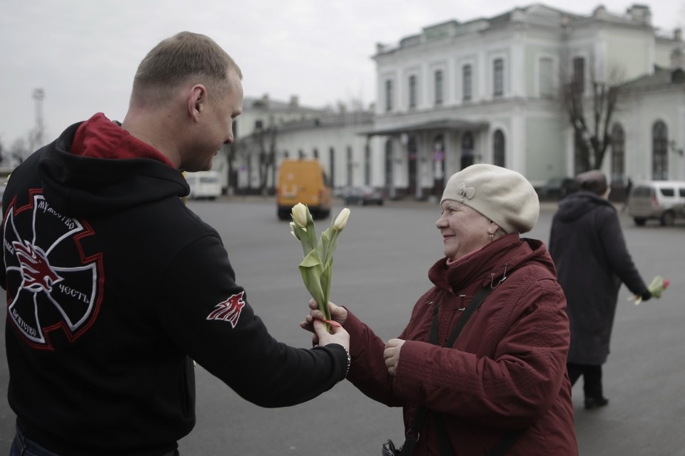 Две тысячи тюльпанов подарили псковичкам на улицах города Две тысячи тюльпанов подарили псковичкам на улицах города