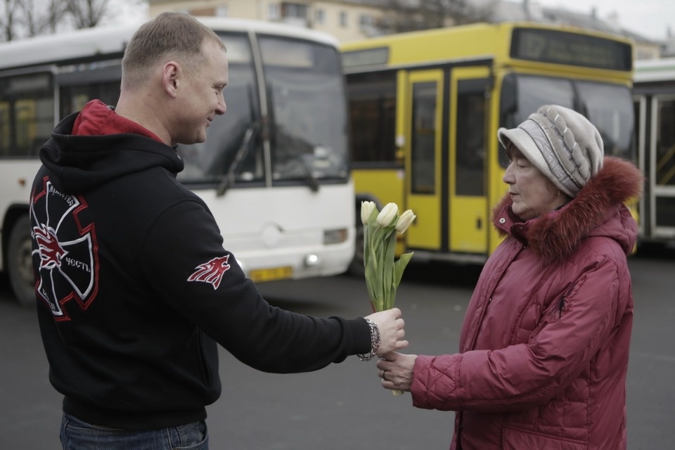 Две тысячи тюльпанов подарили псковичкам на улицах города Две тысячи тюльпанов подарили псковичкам на улицах города