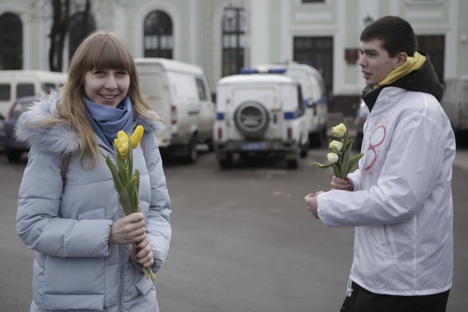 Две тысячи тюльпанов подарили псковичкам на улицах города Две тысячи тюльпанов подарили псковичкам на улицах города