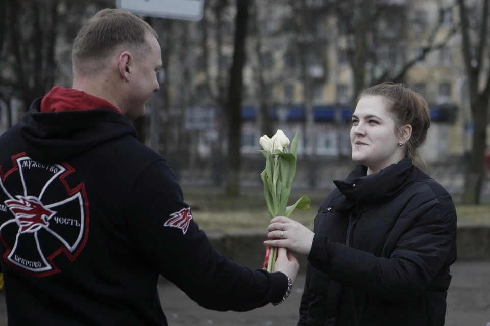 Две тысячи тюльпанов подарили псковичкам на улицах города Две тысячи тюльпанов подарили псковичкам на улицах города