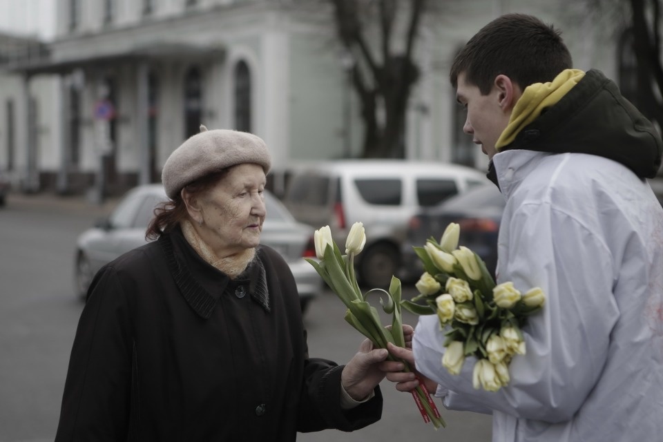Две тысячи тюльпанов подарили псковичкам на улицах города Две тысячи тюльпанов подарили псковичкам на улицах города