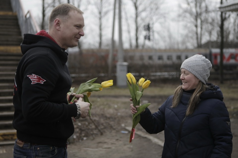 Две тысячи тюльпанов подарили псковичкам на улицах города Две тысячи тюльпанов подарили псковичкам на улицах города