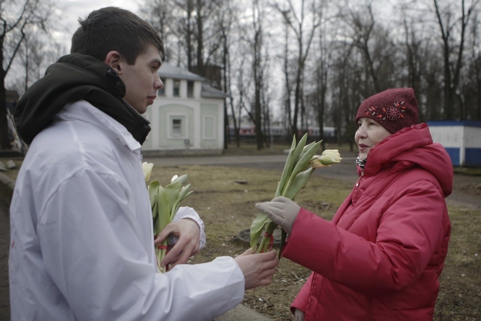 Две тысячи тюльпанов подарили псковичкам на улицах города Две тысячи тюльпанов подарили псковичкам на улицах города