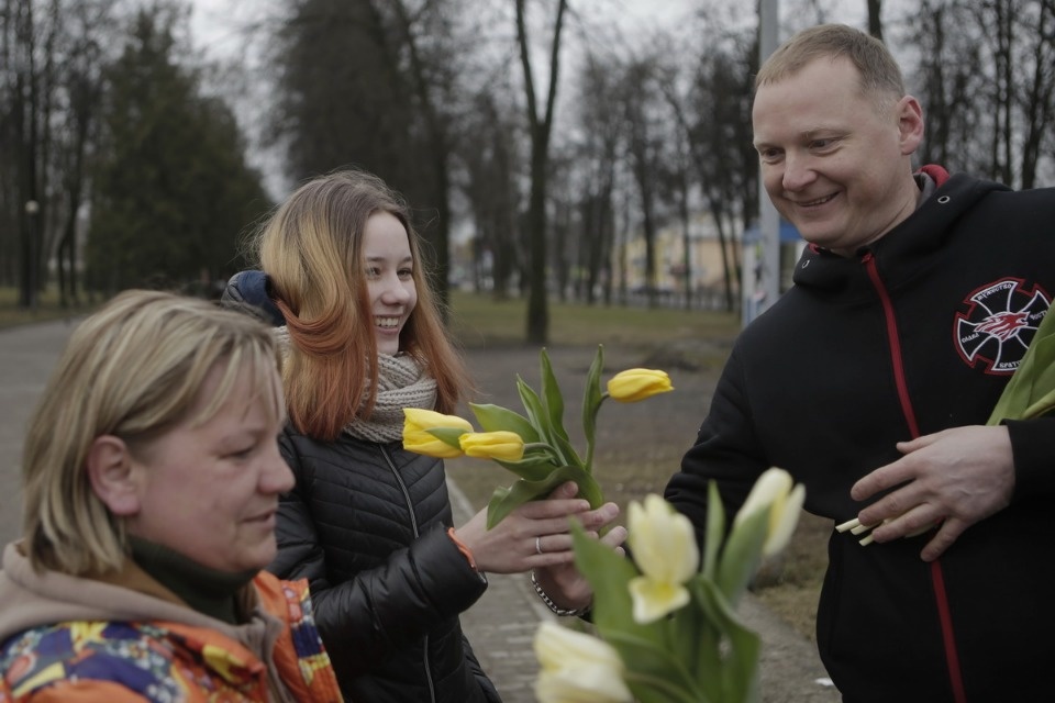 Две тысячи тюльпанов подарили псковичкам на улицах города Две тысячи тюльпанов подарили псковичкам на улицах города