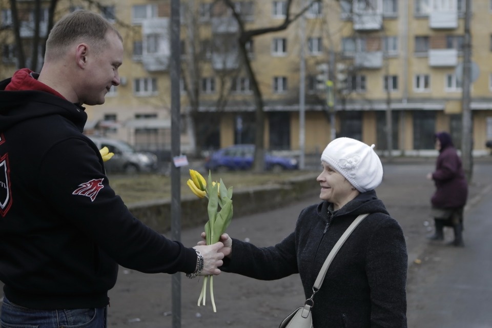 Две тысячи тюльпанов подарили псковичкам на улицах города Две тысячи тюльпанов подарили псковичкам на улицах города
