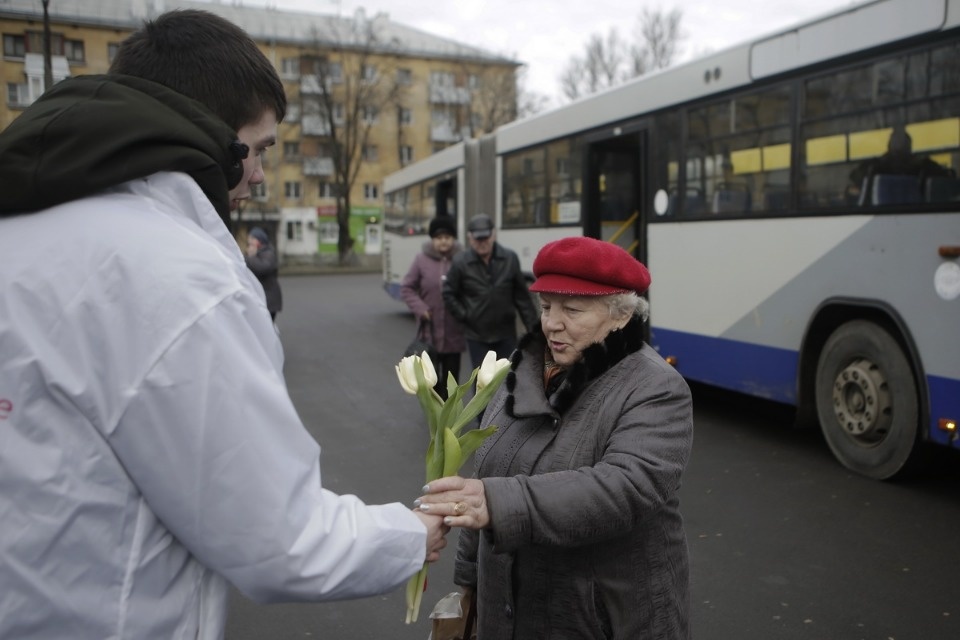 Две тысячи тюльпанов подарили псковичкам на улицах города Две тысячи тюльпанов подарили псковичкам на улицах города