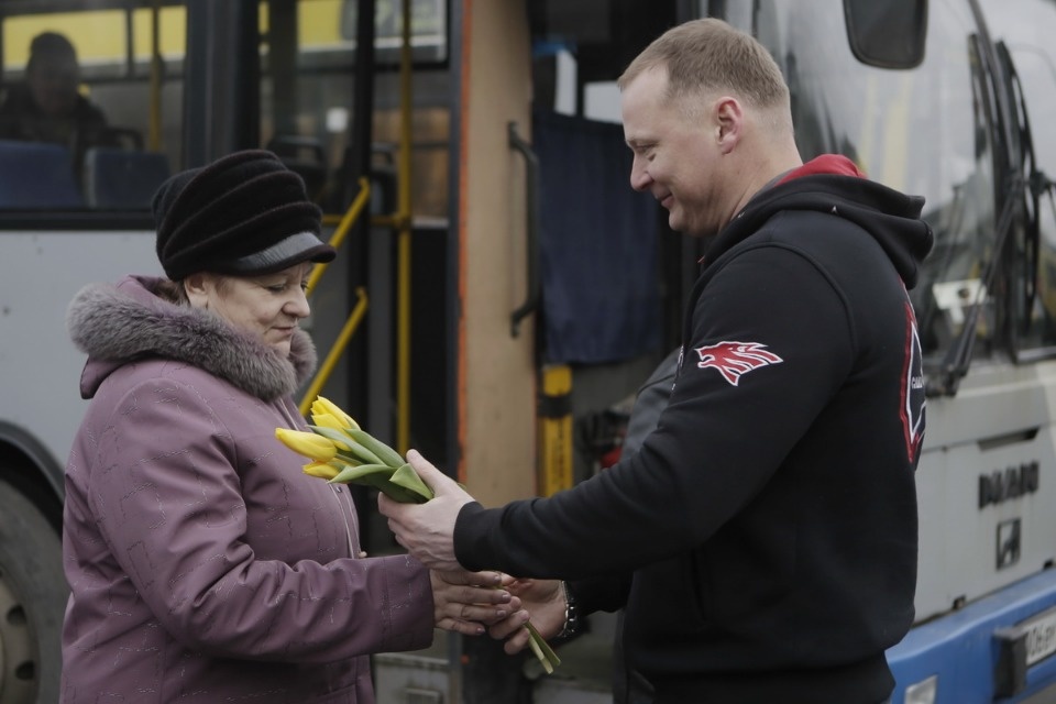 Две тысячи тюльпанов подарили псковичкам на улицах города Две тысячи тюльпанов подарили псковичкам на улицах города