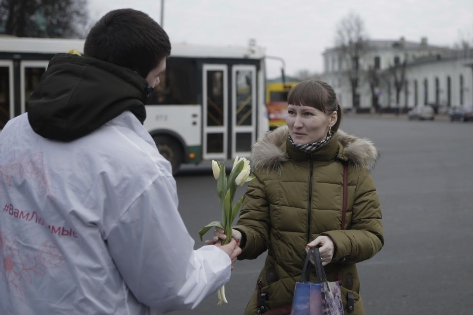 Две тысячи тюльпанов подарили псковичкам на улицах города Две тысячи тюльпанов подарили псковичкам на улицах города