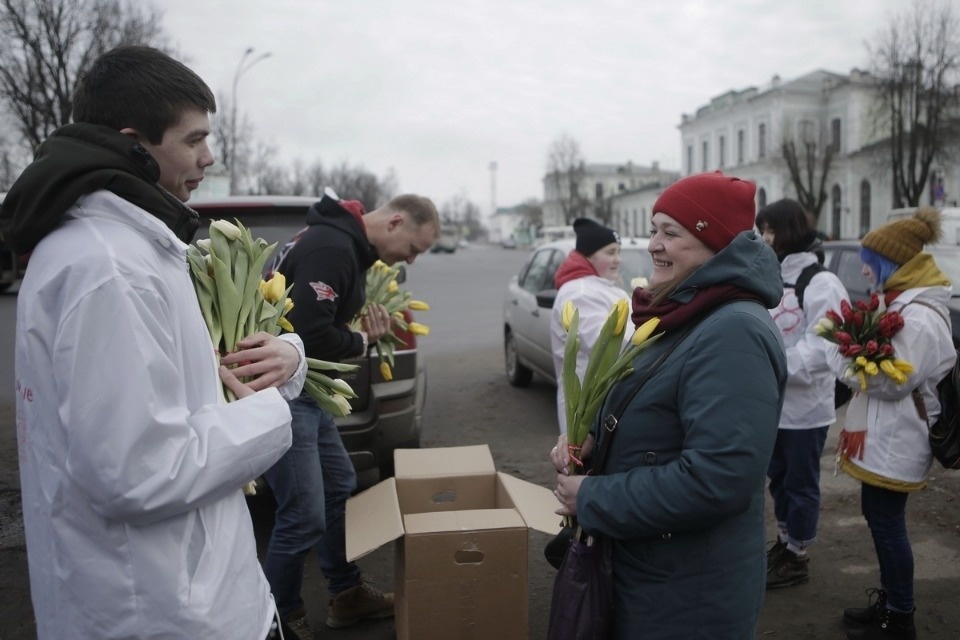  «Псковская правда» опубликовала фоторепортаж о реакции псковичек на подаренные тюльпаны