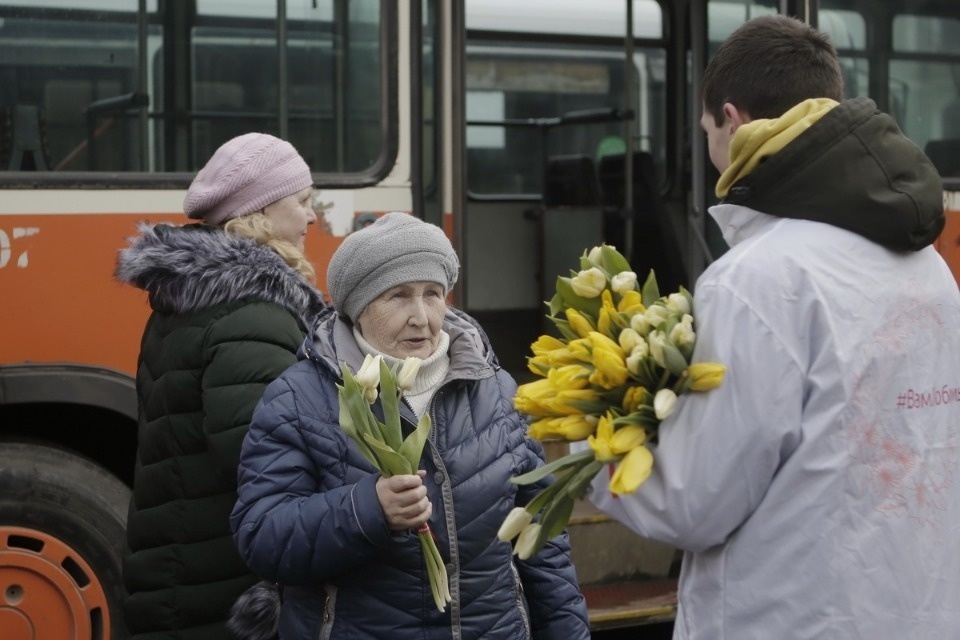  «Псковская правда» опубликовала фоторепортаж о реакции псковичек на подаренные тюльпаны
