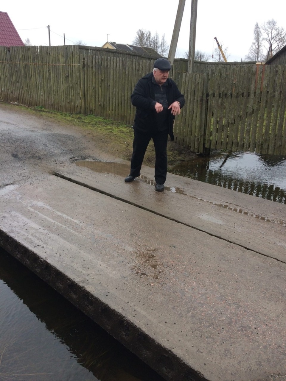 С одного моста через Чертов ручей рискуют упасть пешеходы, на другом могут застрять авто