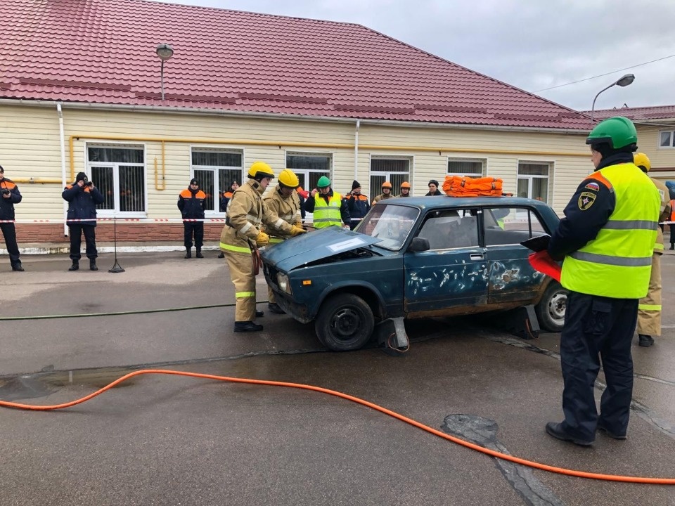 В Псковской области определили лучших спасателей по «выпиливанию» из машин