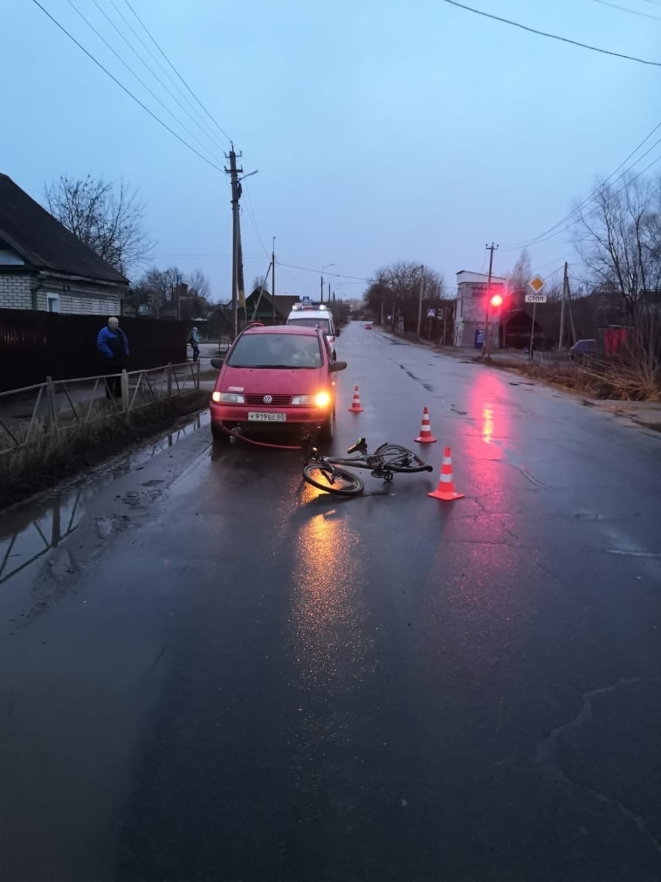 Велосипедиста сбила машина в Великих Луках Велосипедиста сбила машина в Великих Луках