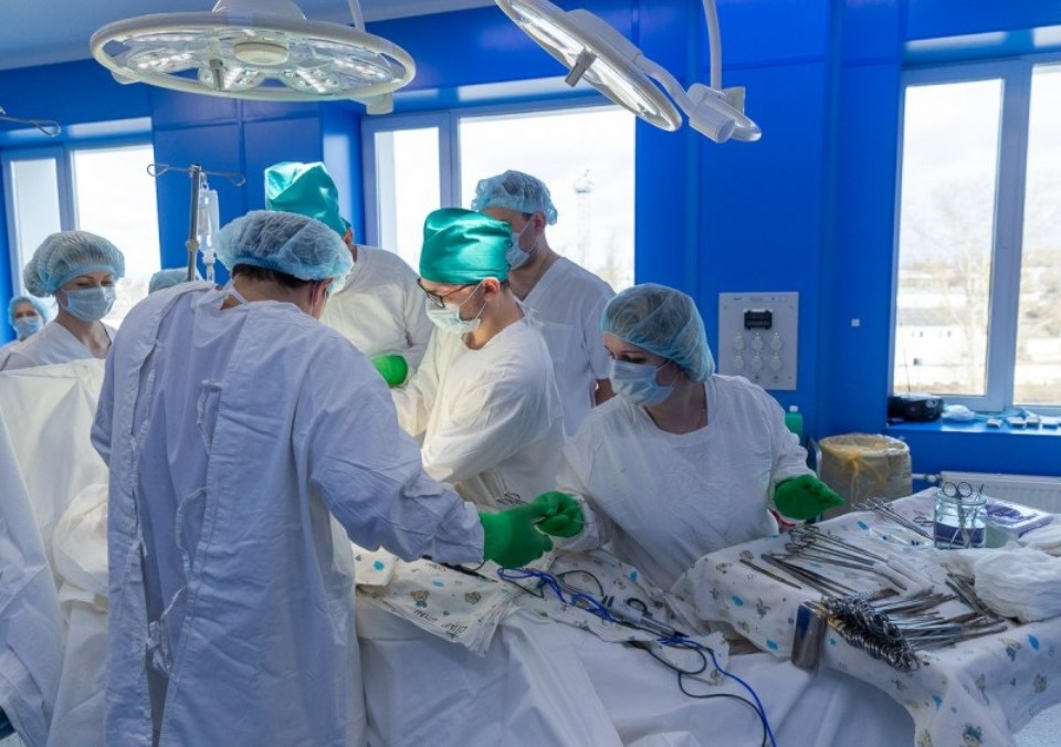 Врач-онколог из Санкт-Петербурга провел две обучающие операции в Пскове