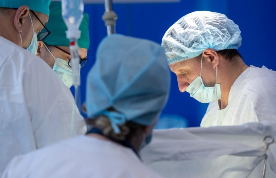 Врач-онколог из Санкт-Петербурга провел две обучающие операции в Пскове