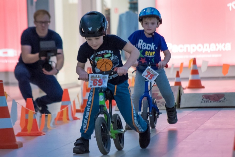 Аквапарк зазывает школьников, кинотеатры продолжают продавать билеты