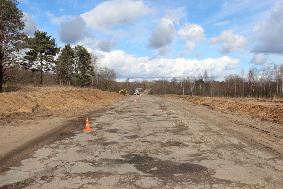 Между Невелем и деревней Поздноево валят деревья для благоустройства дороги Между Невелем и деревней Поздноево валят деревья для благоустройства дороги