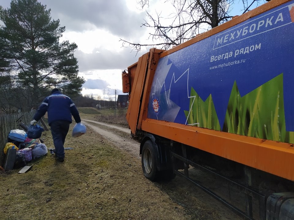 Около 300 пакетов с мусором вывезла «Мехуборка» из деревень Стругокрасненского района